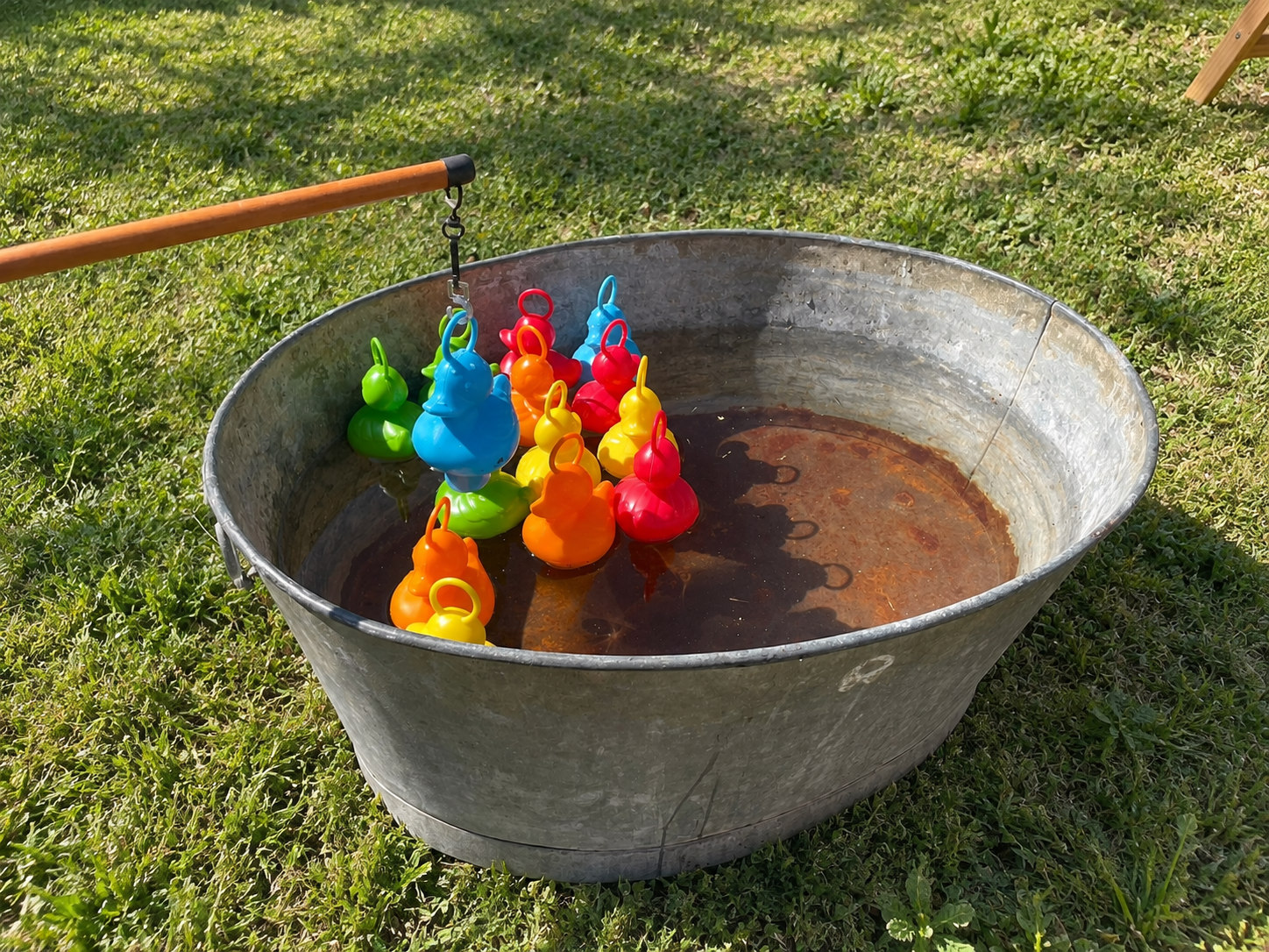 Pêche aux canards avec bassine en zinc à louer pour mariage et événement à Bordeaux