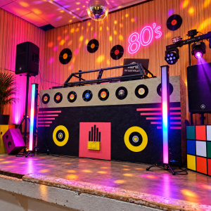 Boom Box géante années 80 et 90 pour cacher les platines DJ lors d’un événement à Bordeaux