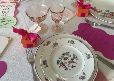 Grandes assiettes plates vintage à motifs fleuris pour décoration de table mariage