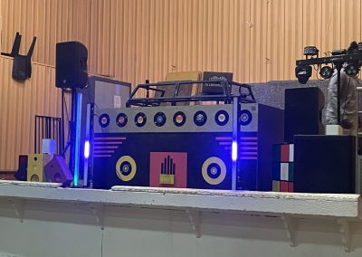Boombox géante décorative années 80 pour événement DJ ou soirée à thème