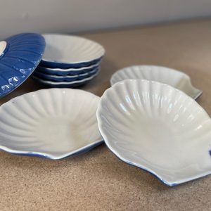 Petites assiettes coquille Saint-Jacques bleues pour présentation cocktail et décoration de table événementielle