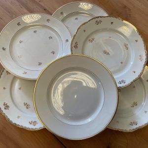 Petites assiettes dessert vintage à motifs dorés pour buffet mariage ou table élégante