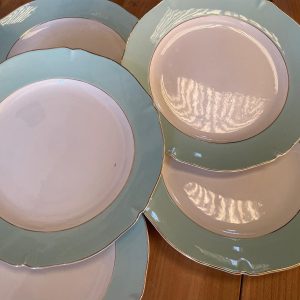 Grandes assiettes plates vintage à motifs verts clairs liserais doré pour décoration de table mariage