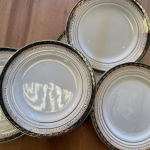 Petites assiettes dessert vintage à motifs verts foncés pour buffet mariage ou table élégante