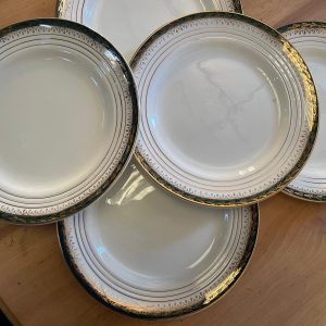 Grandes assiettes plates vintage à motifs verts foncés pour décoration de table mariage